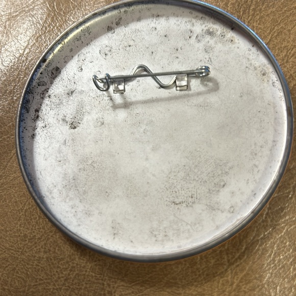 Disney My 1st Visit pin.  Mickey and the whole gang .  Good condition. - Picture 4 of 4